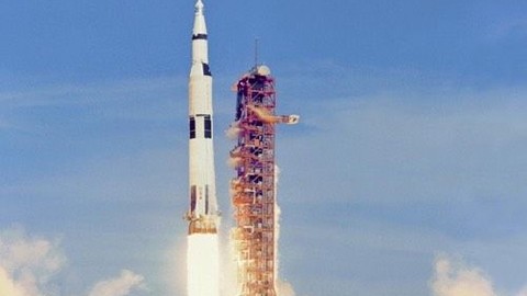 Aya ilk insan taşıyan Saturn V, oyuncak oldu!