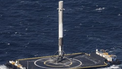 SpaceX, yörüngeye fırlattığı roketi yeniden yeryüzüne indirmeyi başardı