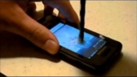 Telefonu yok etmek için neler denedi inanamıyacaksınız