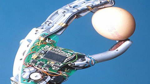 Beyinle kontrol edilebilen robot eli