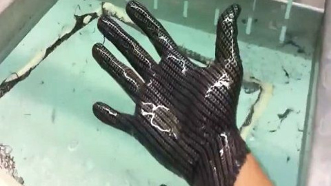Elini karbon fiber ile kaplayan adam