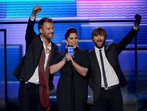 1354106283_charleskelleyhillaryscottdavehaywoodlady-antebellum.jpg