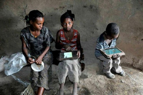 1352100496_illiterate-ethiopian-kids-with-motorola-xoom-tablets-600x398.jpg