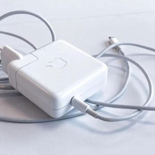 Apple, en pahalı MacBook adaptörünü yeniledi