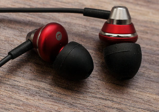 1360326556_apprphje355earphones620x433.jpg