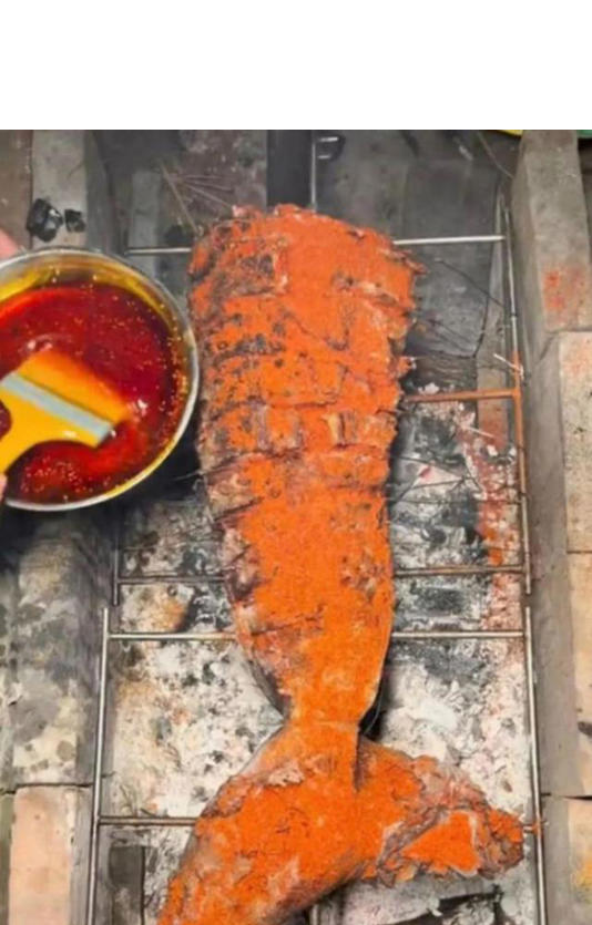 Köpek balığını yiyen kız sosyal medyada gündem oldu! - Resim : 1