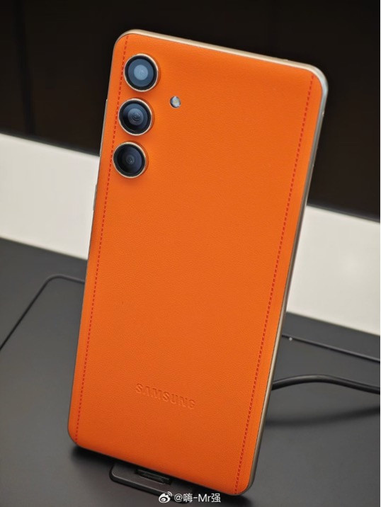 Samsung bu sefer çok iddialı, arka kapağı tamamen deri kaplı model geliyor - Resim : 1