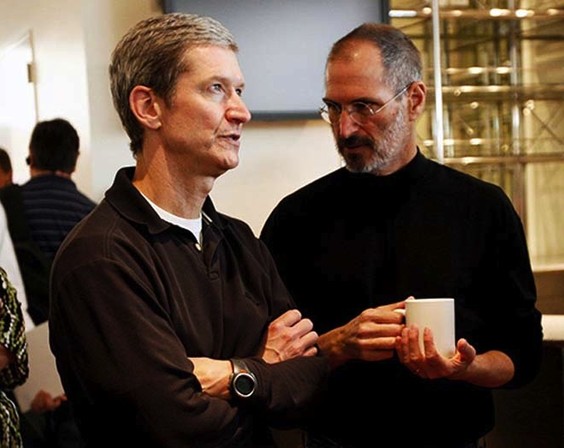 1377423432_tim-cook-steve-jobs.jpg