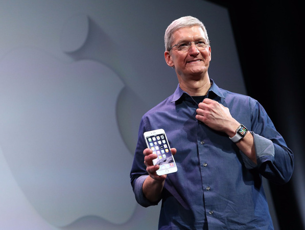 1493802978_tim-cook-with-iphone.jpg 1493802978_tim-cook-with-iphone.jpg