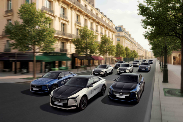 DS AUTOMOBILES, 20 özel DS N°8 araçtan oluşan bir filo ile Paris Moda Haftası'nı elektriklendirdi - Resim : 1