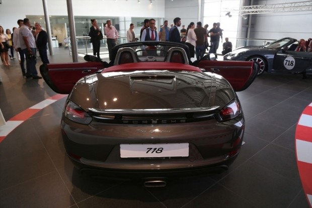 Porsche'un yeni modelleri 718 Boxster ve 718 Boxster S - Resim: 13