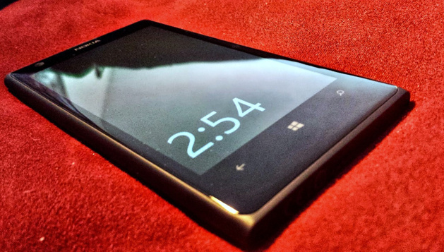 1378039526_lumia1020phonered.jpg