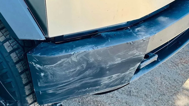 Tesla Cybertruck ile Toyota kafa kafaya çarpıştı (Toyota pert oldu) - Resim : 1