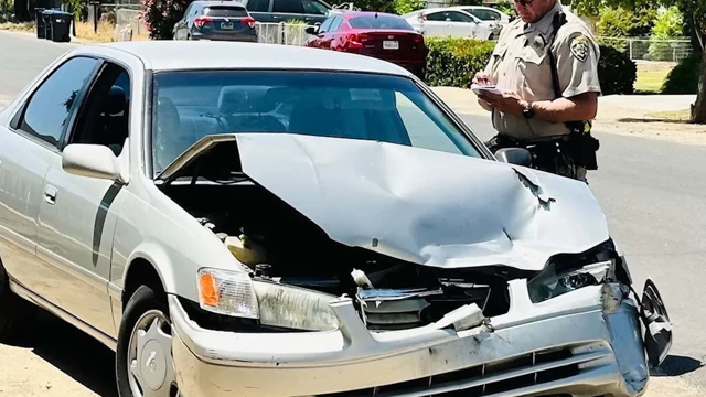 Tesla Cybertruck ile Toyota kafa kafaya çarpıştı (Toyota pert oldu) - Resim : 2