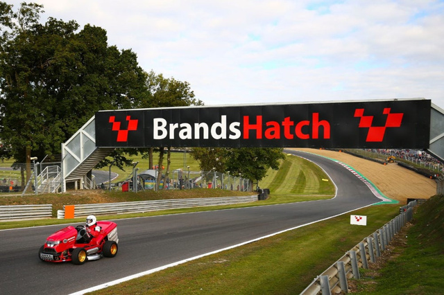 Böyle çim biçme makinesi görülmedi: Saatte 240 km hız! - Resim : 1