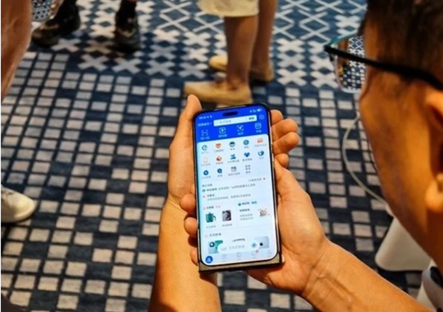 Honor Magic 7 Pro kanlı canlı görüntülendi - Resim : 1