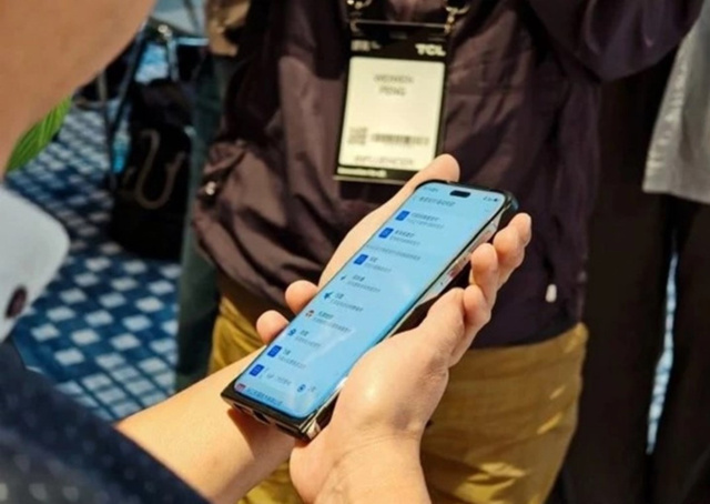 Honor Magic 7 Pro kanlı canlı görüntülendi - Resim : 2