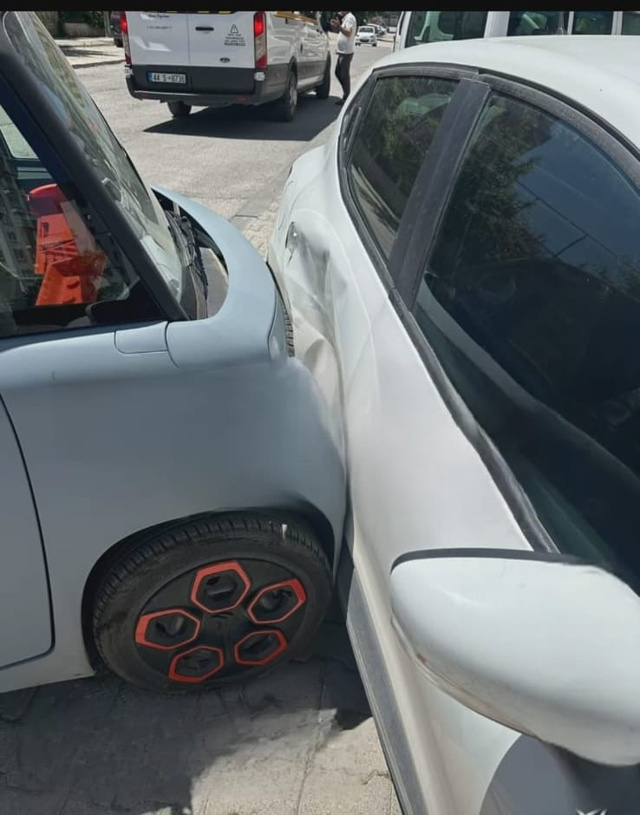Citroen Ami ile Renault Clio çarpıştı, Ami'nin kazadan haberi yok Clio pert oldu - Resim : 1