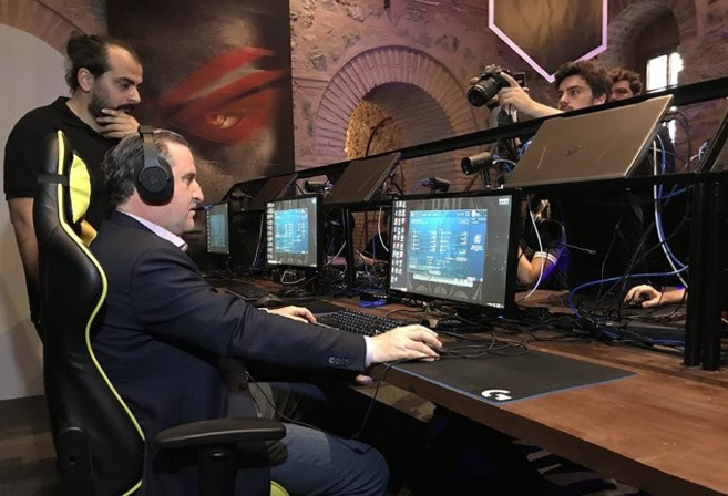 Gençlik ve Spor Bakanı gençlerle LoL oynadı! - Resim : 1