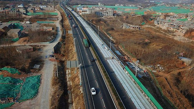 Çin'de elektrikli araçlar yolda şarj olacak! - Resim : 1