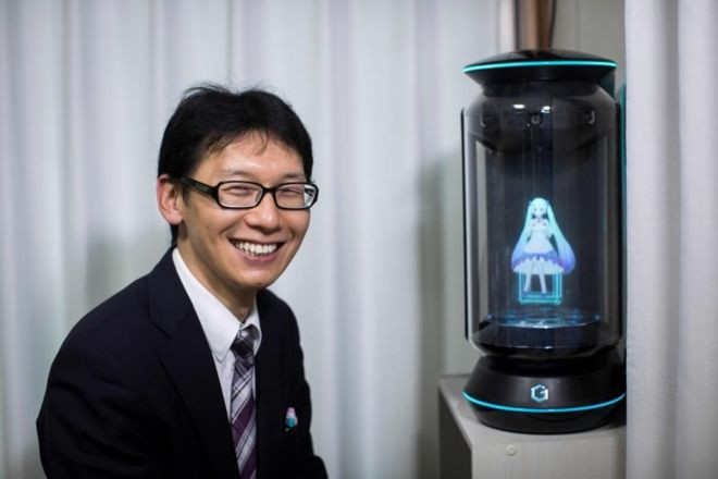 Hologram ile evlenen adam! - Resim : 1