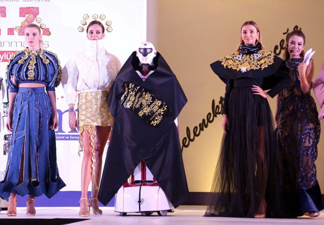 Bu defilede mankenler robot! - Resim : 1