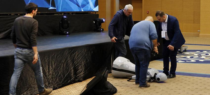 Antalya'da insansı robot sahneden düşüp parçalandı! - Resim : 1