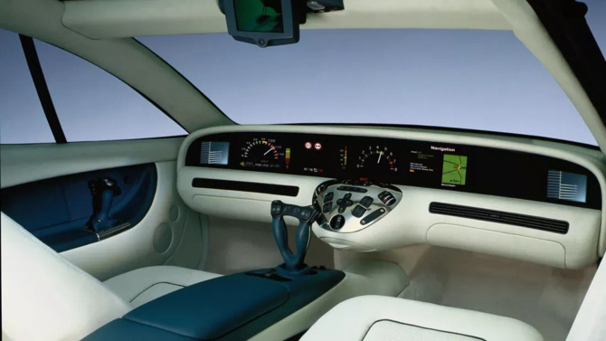 Mercedes'in 1996 yılında ürettiği fütürist araç hayret ettiriyor!
