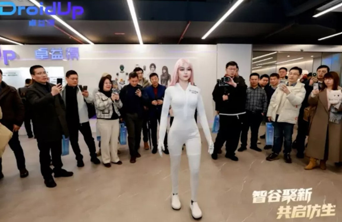 İnsansı robot Moya: İnsan gibi yürüyor, tepki veriyor - Resim : 2