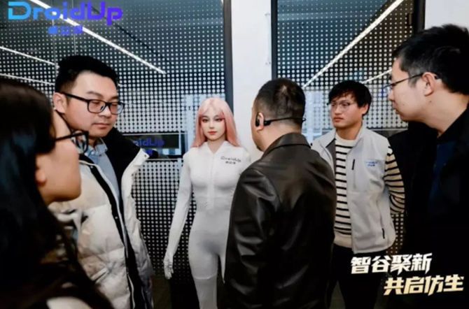 İnsansı robot Moya: İnsan gibi yürüyor, tepki veriyor - Resim : 1