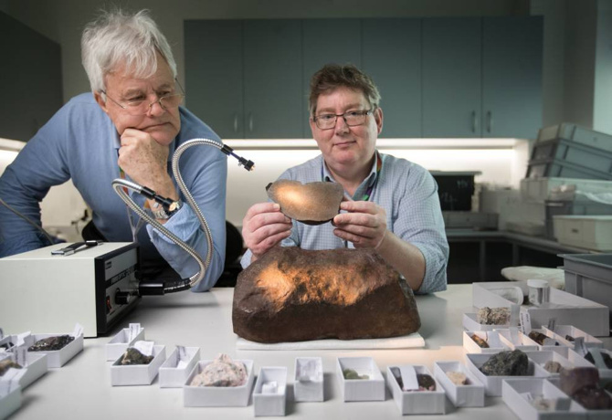 Parkta bulduğu taş ile milyoner oldu! - Resim : 1