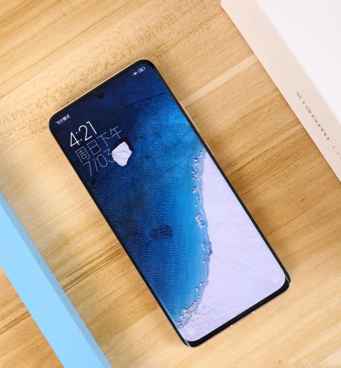 Xiaomi 13 amiral gemisi telefonu seramik arka kapak ile geliyor!