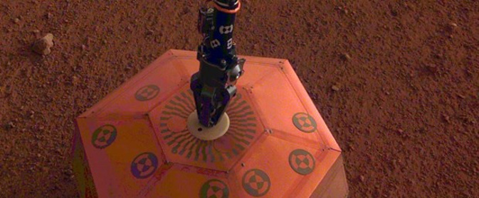 InSight Mars yüzeyine depremölçer indirdi! - Resim : 1
