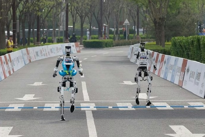 İnsansı robotlardan tarihi yarı maraton koşusu - Resim : 1