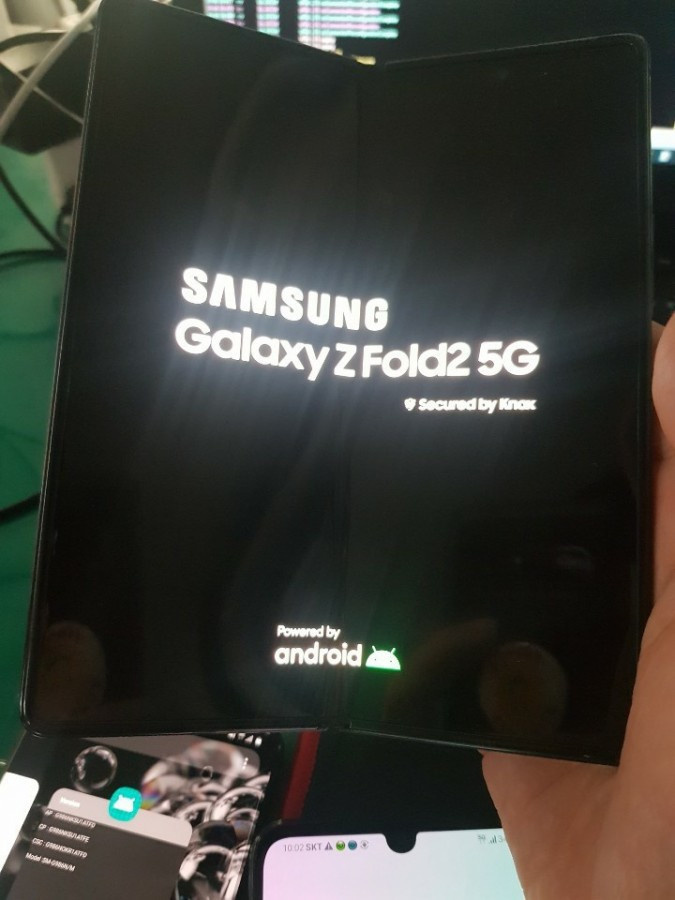 Galaxy Z Fold 2 canlı canlı görüntülendi - Resim : 1