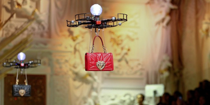 Dolce & Gabbana, defilesinde mankenler yerine drone kullandı! - Resim : 1