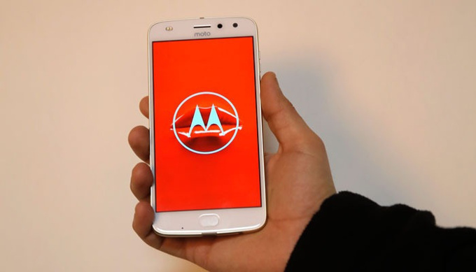 Moto Z2 Play inceleme - Resim : 1