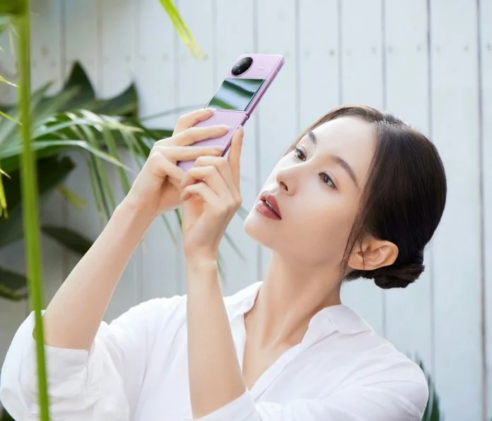 Vivo X Flip kavisli arka ekran