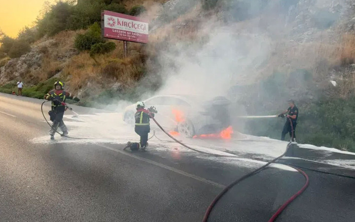 OtomobilElektrikli araç yandı, 12 saatte söndürülemedi!