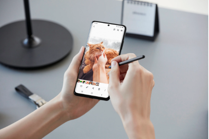 Android 12 alacak ilk Samsung modeli belli oldu - Resim : 1