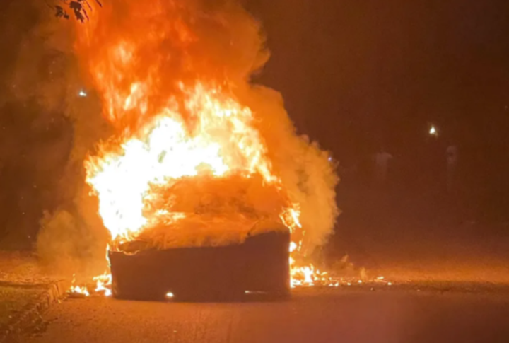 Yeni çıkan Tesla aracı sürüş sırasında alev aldı! - Resim : 1