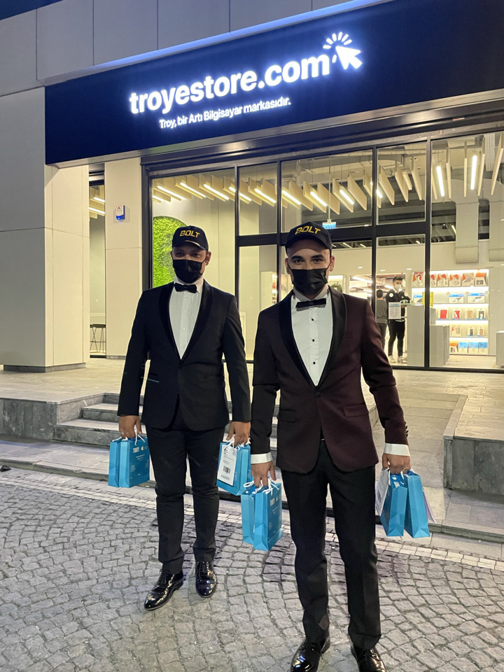 Türkiye'de bir ilk! iPhone 13 modellerini smokinlerle teslim ettiler! - Resim : 1