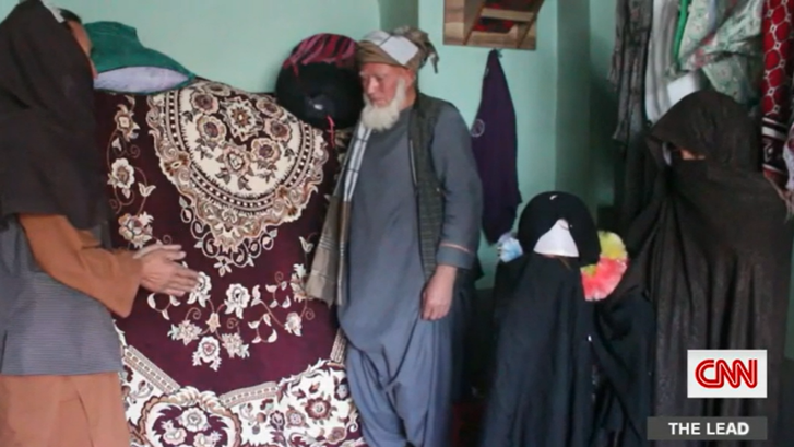 9 yaşındaki kızı 55 yaşındaki adama sattılar! Sosyal medya ateş püskürdü - Resim : 1