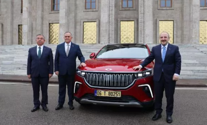 TOGG ile şov yaptılar! Meclis binasının önüne park ettiler! - Resim : 1