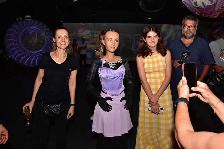 Vatandaşlığa kabul edilen ilk robot Sophia anne olmak istiyor! - Resim : 2