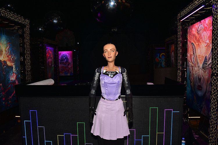 Vatandaşlığa kabul edilen ilk robot Sophia anne olmak istiyor! - Resim : 1