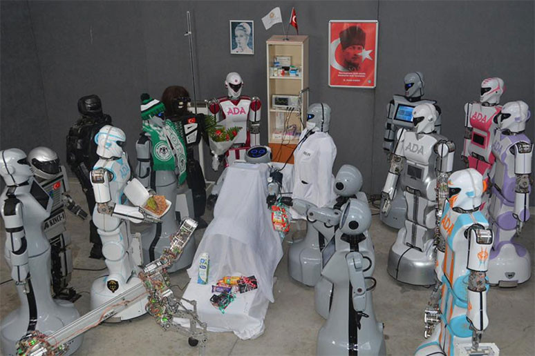 Sahneden düşen robotu arkadaşları ziyaret ettiler - Resim : 1