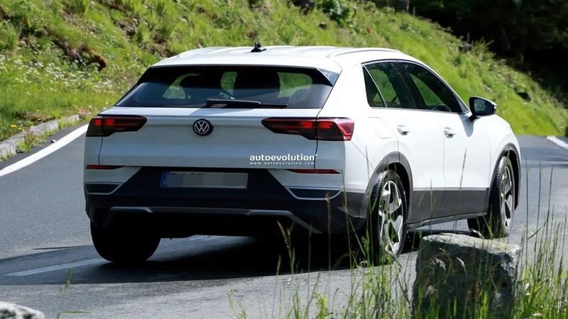 Yeni Volkswagen T-ROC kanlı canlı görüntülendi, Türkiye fiyatı belli oldu - Resim: 3