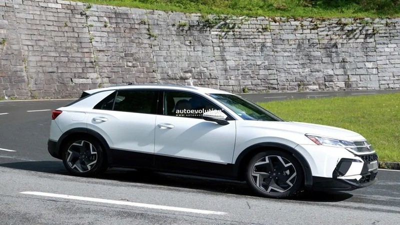 Yeni Volkswagen T-ROC kanlı canlı görüntülendi, Türkiye fiyatı belli oldu - Resim: 8