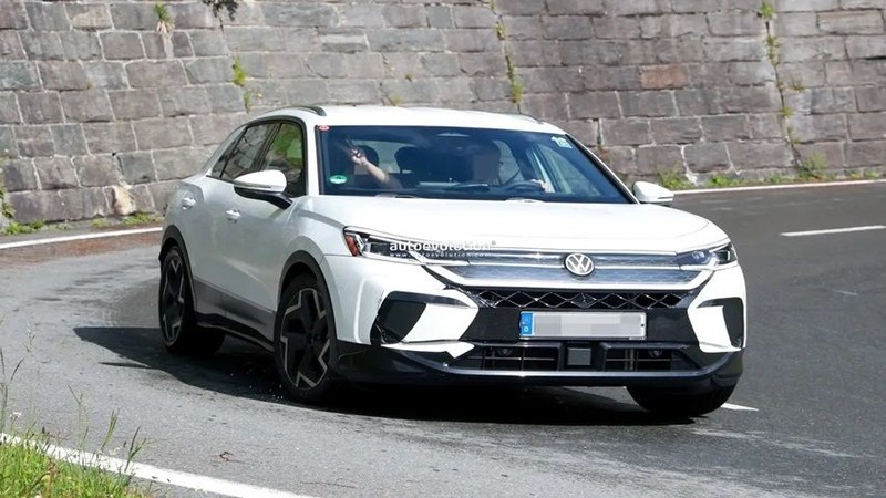 Yeni Volkswagen T-ROC kanlı canlı görüntülendi, Türkiye fiyatı belli oldu - Resim: 7